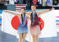 　（左から）２位の中井亜美、３位の坂本花織（撮影・吉澤敬太）