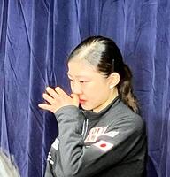 　一夜明け取材で悔し涙を拭う千葉百音