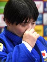 　女子７８キロ超級の１回戦で敗れ、うなだれる素根輝