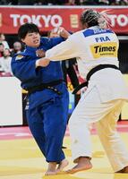 　女子７８キロ超級、相手選手と攻め合う素根輝（左）