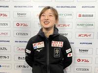 　一夜明け取材に笑顔で応じた坂本花織