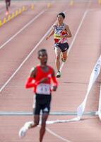 　ゴールを目指して力走する西山雄介。手前は優勝したバイエリン・イエグゾー