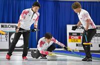 　オランダ戦の第４エンド、ショットを放つ柳沢。左は山本、右は小泉（共同）