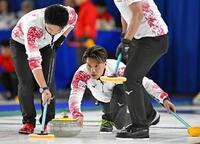 　オランダ戦の第１エンド、ショットを放つ山口（共同）