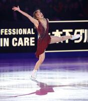 　美しく舞う坂本花織（撮影・吉澤敬太）