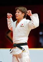 　男子６６キロ級で優勝し、ポーズをとる阿部一二三