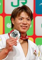 　男子６６キロ級で金メダルを獲得した阿部一二三