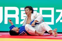 　決勝で顕徳海利（下）を破って優勝した阿部一二三