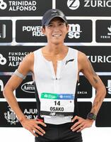 　バレンシア・マラソンで日本新の２時間４分５５秒で４位に入り、笑顔で取材に応じる大迫傑（共同）