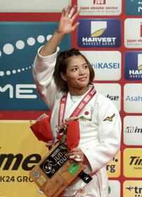 　表彰式の後、スタンドに手を振る阿部詩（撮影・西岡正）