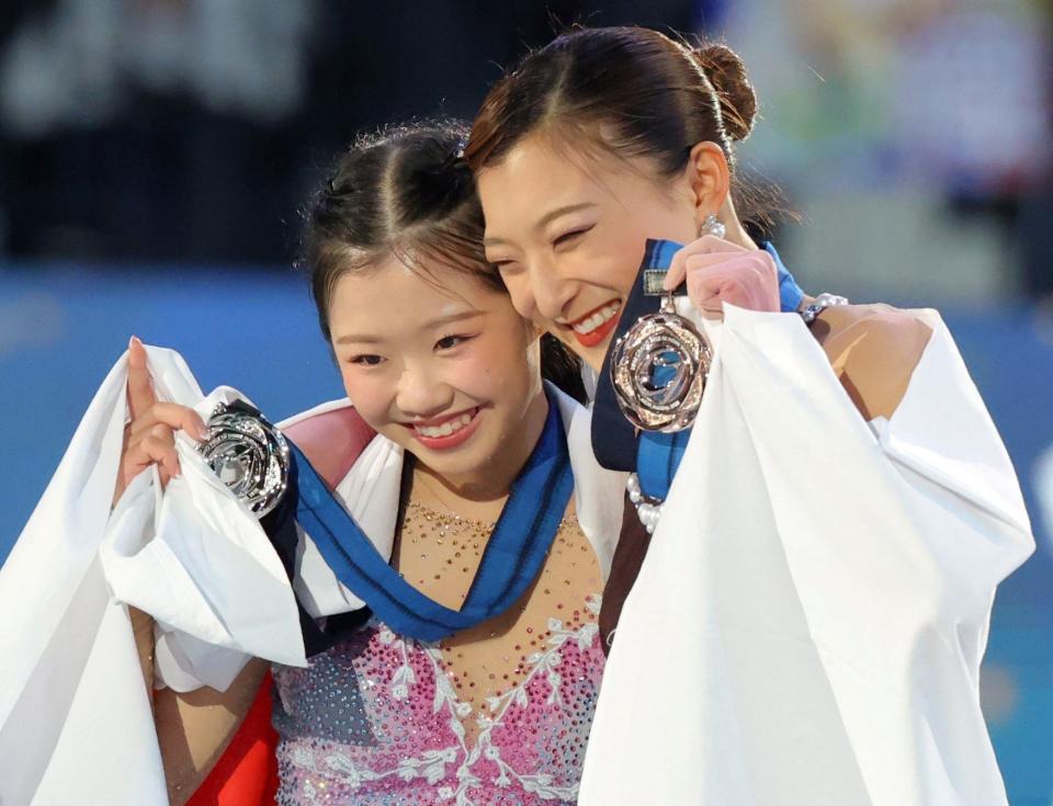 　銀メダルを手に喜ぶ中井亜美（左）と銅メダルを掲げる坂本花織（撮影・吉澤敬太）