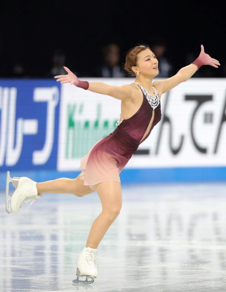 　美しく舞う坂本花織（撮影・吉澤敬太）