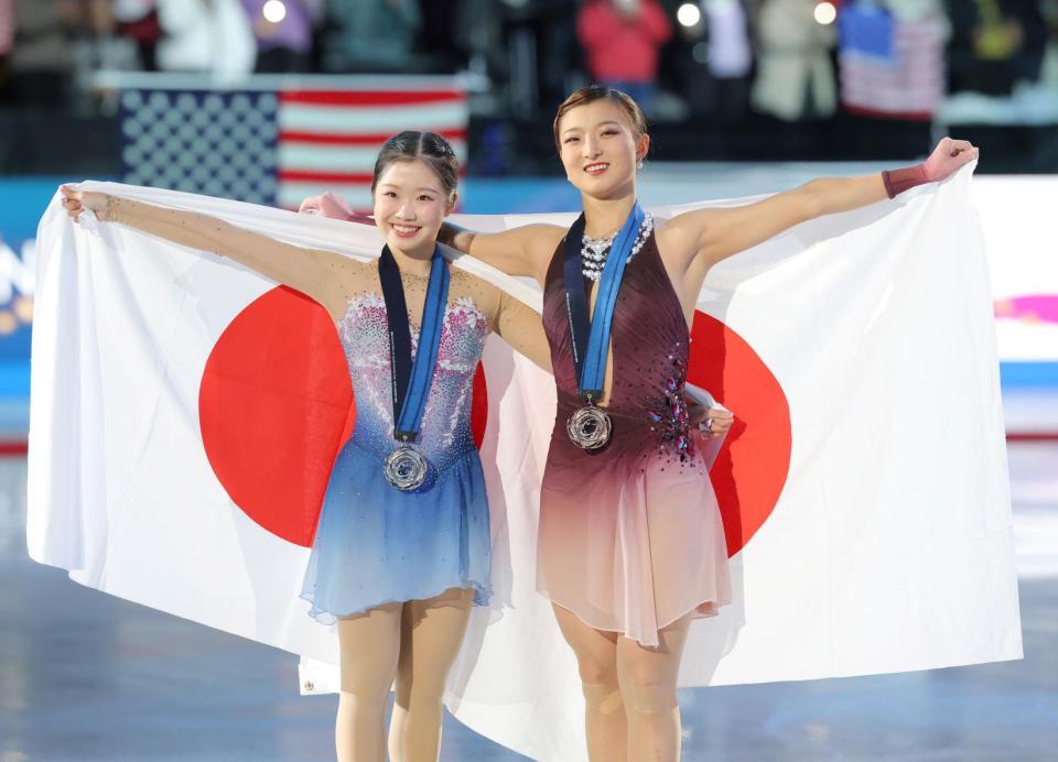 　（左から）２位の中井亜美、３位の坂本花織（撮影・吉澤敬太）