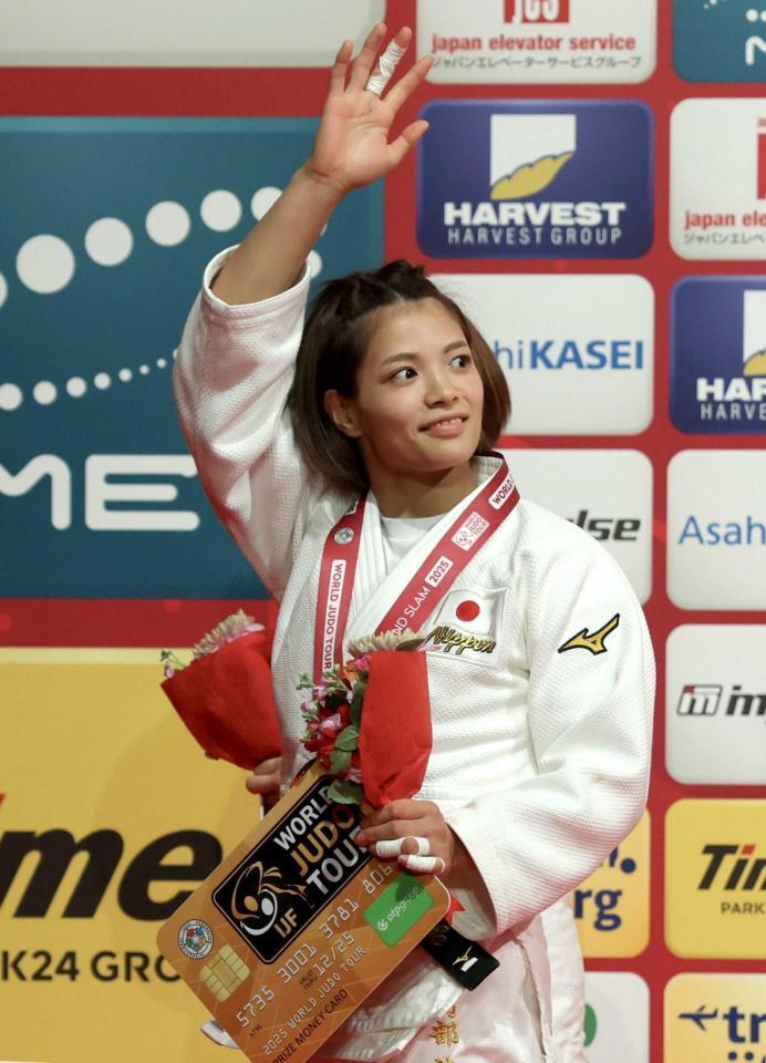 　表彰式の後、スタンドに手を振る阿部詩（撮影・西岡正）