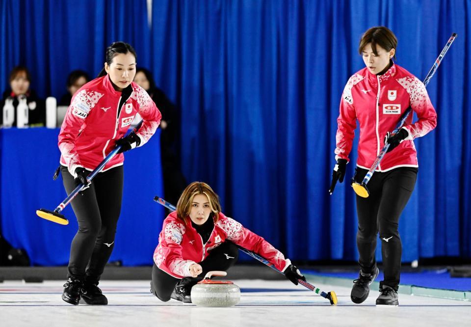 　ドイツ戦の第１エンド、ショットを放つ吉村。左は近江谷、右は小野寺（共同）