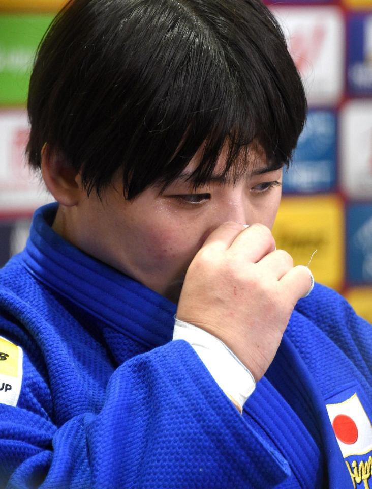 　女子７８キロ超級の１回戦で敗れ、うなだれる素根輝