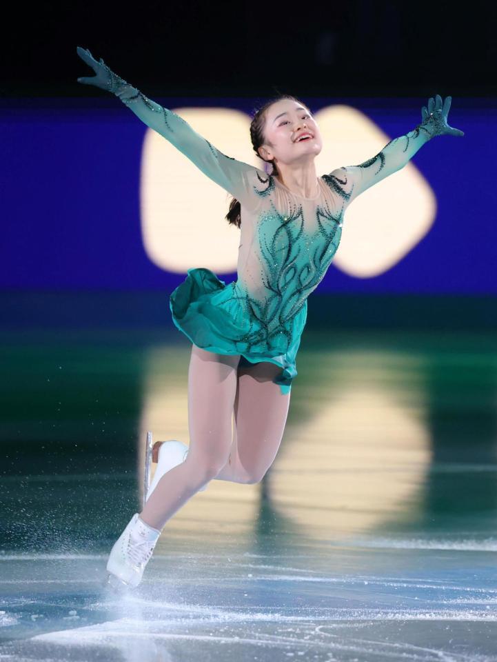 　笑顔で舞う島田麻央（撮影・吉澤敬太）