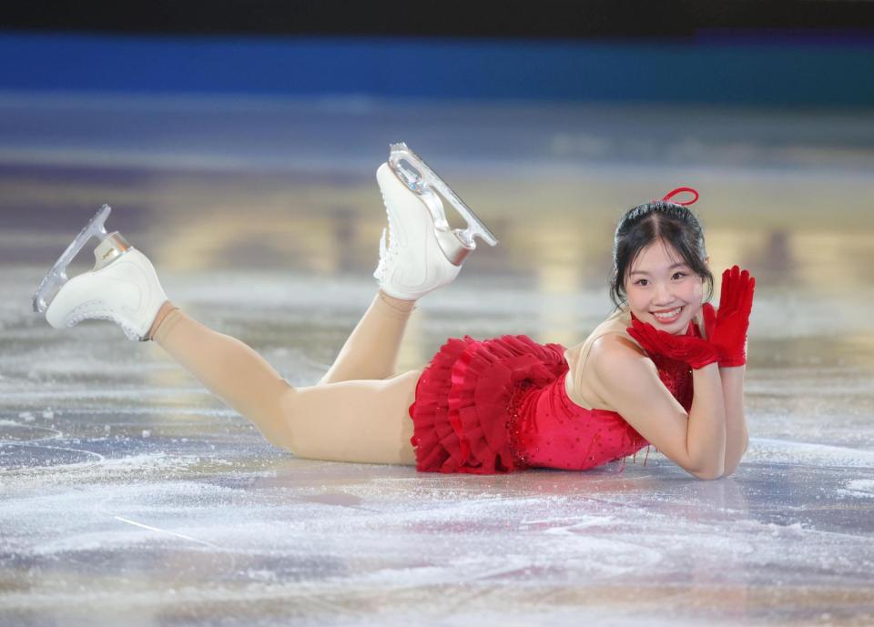 　笑顔を振りまく中井亜美（撮影・吉澤敬太）