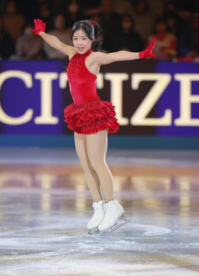 　笑顔でジャンプする中井亜美（撮影・吉澤敬太）