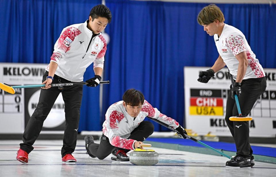 　オランダ戦の第４エンド、ショットを放つ柳沢。左は山本、右は小泉（共同）