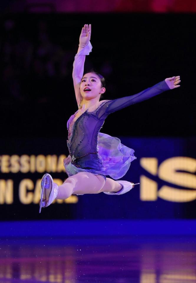 　エキシビションで演技する千葉百音