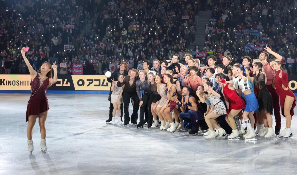 　フィナーレで全員と自撮りする坂本花織（手前）＝撮影・吉澤敬太