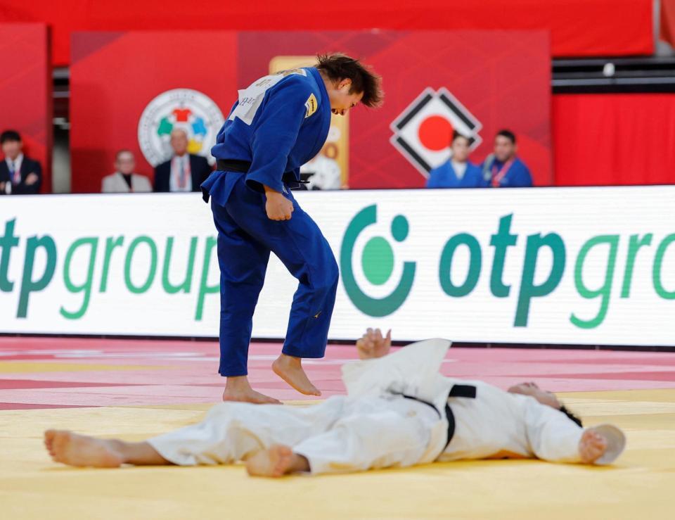 　準決勝で延長戦の末に武岡毅（下）を破り、雄たけびを上げる阿部一二三