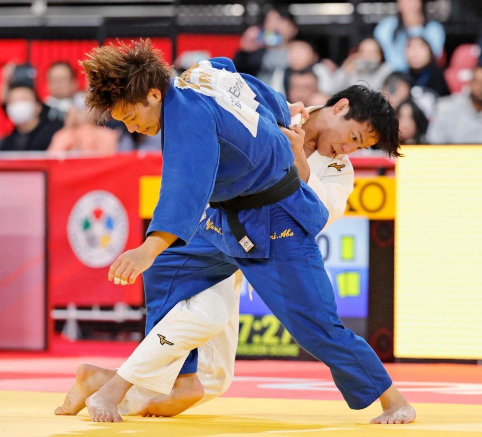 　準決勝で阿部一二三（左）と対戦する武岡毅