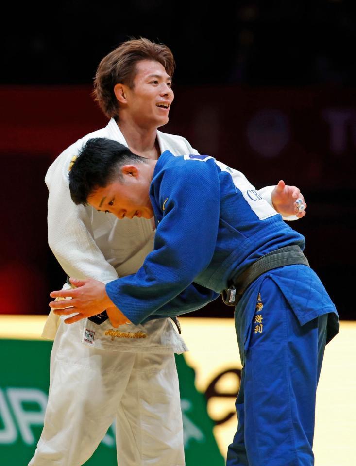 　決勝で顕徳海利（右）を破って優勝した阿部一二三