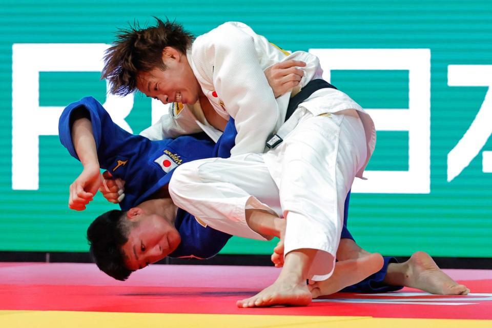 　決勝で顕徳海利（下）を破って優勝した阿部一二三