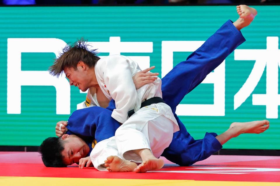 　決勝で顕徳海利（下）を破って優勝した阿部一二三