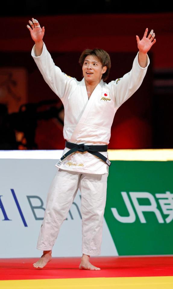 　男子６６キロ級で優勝し、歓声に応える阿部一二三