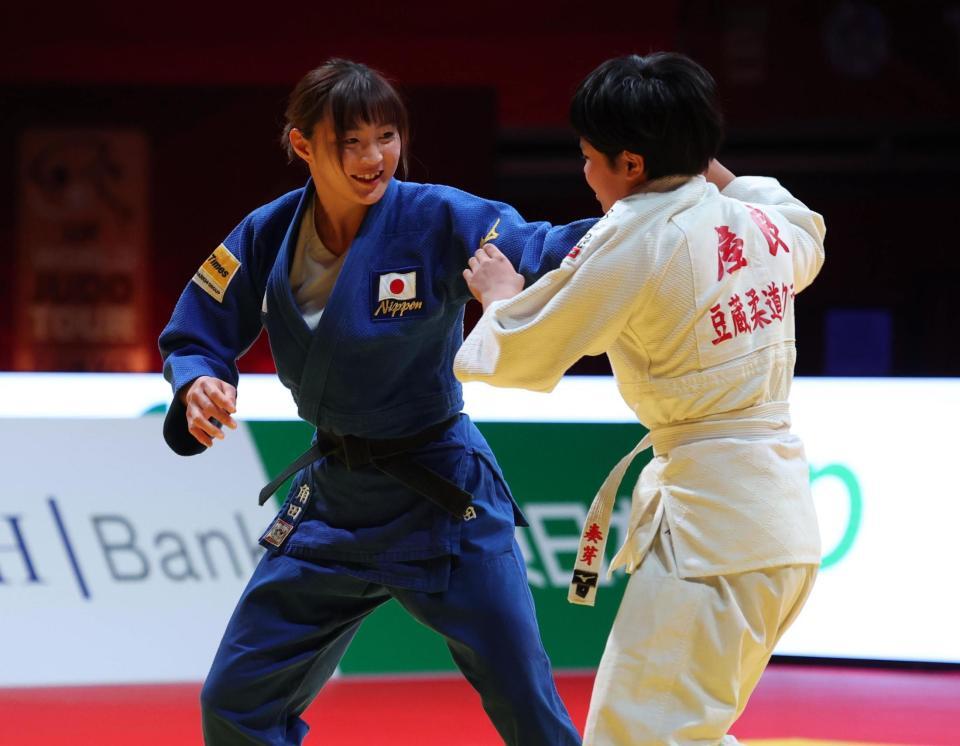 　子どもと対戦する角田夏実（撮影・金田祐二）