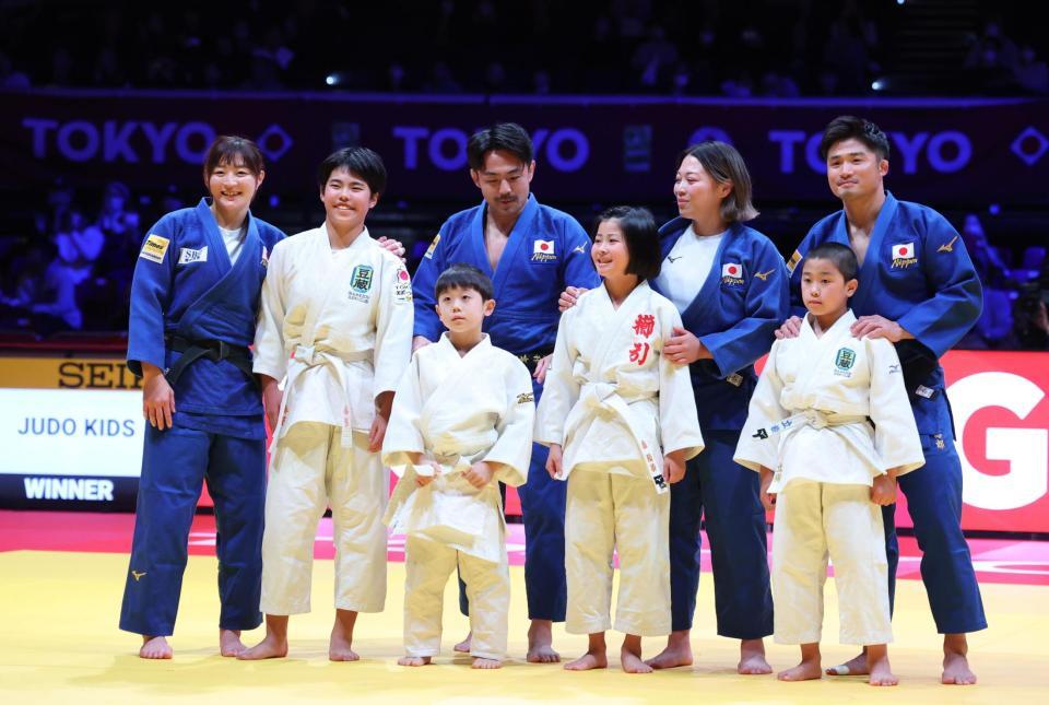 　子どもたちと対決した（後列左から）角田夏実、橋本壮市氏、堀川恵氏、丸山城志郎氏（撮影・金田祐二）