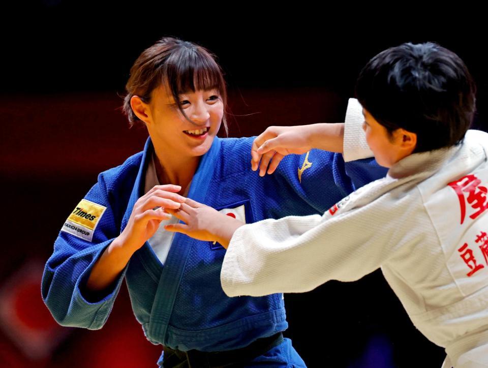 　柔道グランドスラム東京大会のエキシビションに登場したパリ五輪女子48キロ級金メダリストの角田夏実＝７日