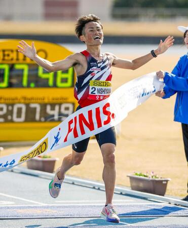 　防府読売マラソン男子で、２位でゴールする西山和弥