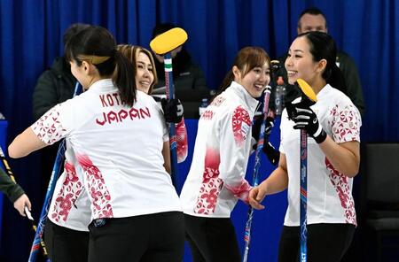 　オーストラリアに勝利し、喜ぶ小谷（左手前）、吉村（左奥）、小林（中央）、近江谷（共同）