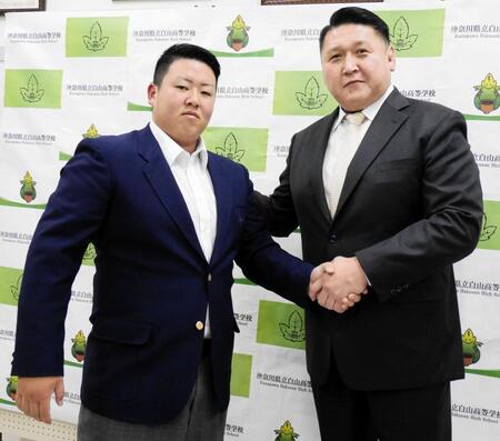 　大島親方と握手を交わす柳沢仁利