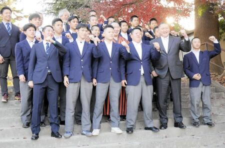 　白山高校野球部の部員、大島親方らと記念撮影する柳沢仁利（前列右から３人目）