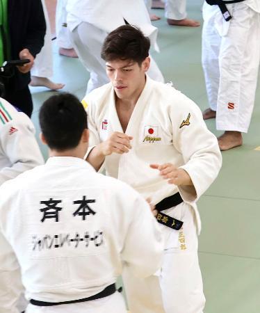 　国際合宿で練習する柔道男子の村尾三四郎＝講道館