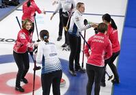 　チェコに勝利し、握手を交わす吉村（左端）ら（共同）