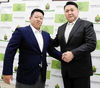 　大島親方と握手を交わす柳沢仁利