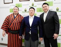 　（左から）旭海雄、柳沢仁利、大島親方