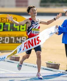 　防府読売マラソン男子で、２位でゴールする西山和弥