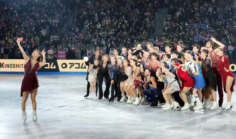 　フィナーレで全員と自撮りする坂本花織（左）＝撮影・吉澤敬太