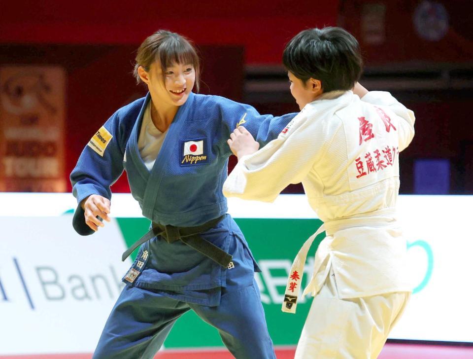 　子どもと対戦する角田夏実（撮影・金田祐二）