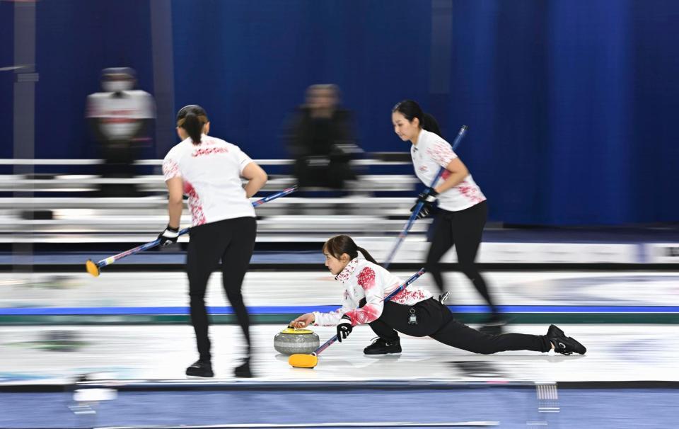 　オーストラリア戦の第８エンド、ショットを放つ小林（中央）（スローシャッターで撮影、共同）