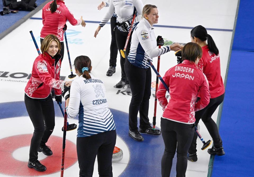 　チェコに勝利し、握手を交わす吉村（左端）ら（共同）