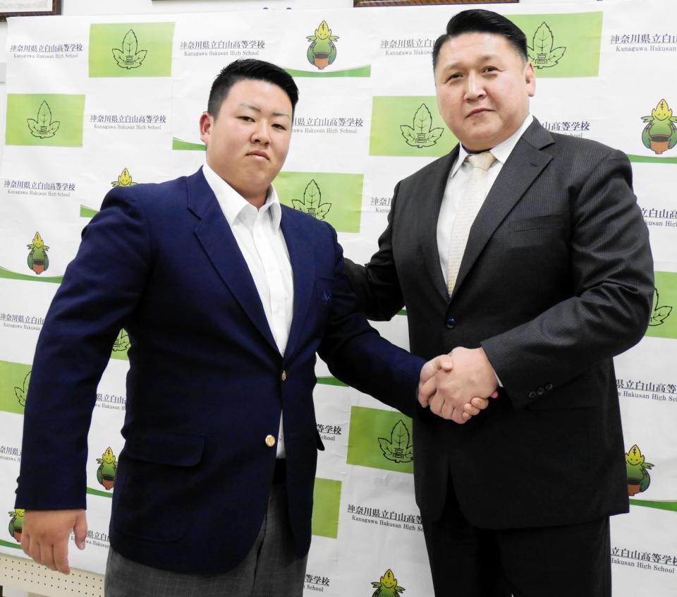 　大島親方と握手を交わす柳沢仁利