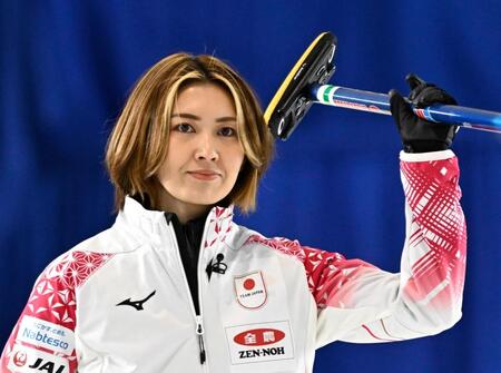 　トルコ戦の第５エンド、ショットが決まり声援に応える吉村（共同）